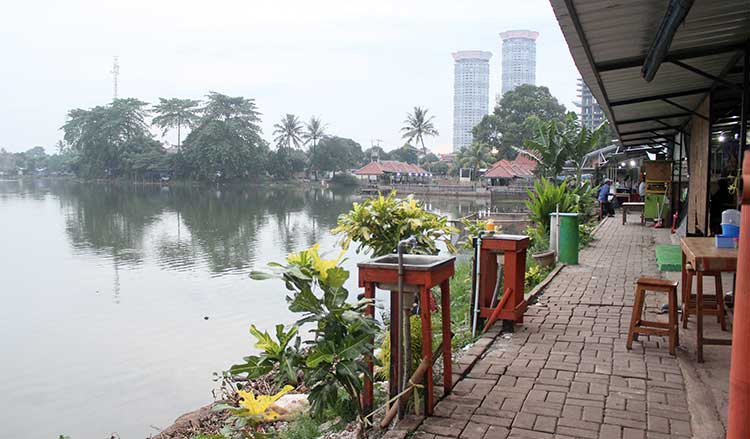 MAKAN DENGAN LATAR DEPAN DANAU, INDAH DAN SEJUK